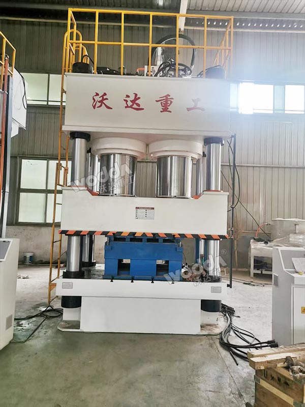 1800噸木屑托盤成型機(jī)現(xiàn)場(chǎng)